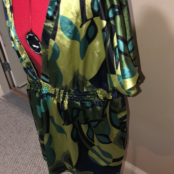 Pretty greens top😍 - Picture 2 of 3